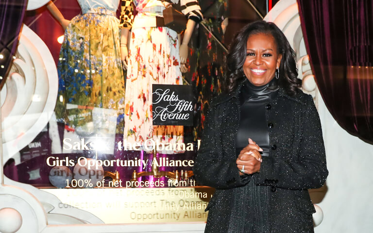 L’ancienne première dame des États-Unis et fondatrice de la Girls Opportunity Alliance, Michelle Obama, à l’inauguration de la vitrine des fêtes de Saks Fifth Avenue.