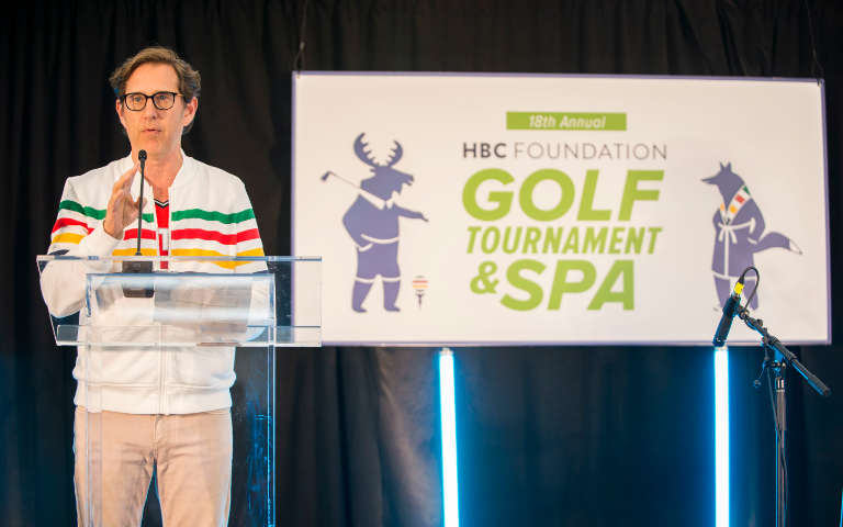 Richard Baker s’exprimant au Tournoi de golf et Spa de la Fondation La Baie d’Hudson