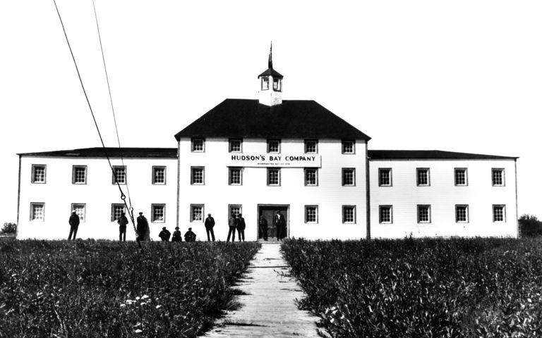 Photo en noir et blanc du bâtiment de la Compagnie de la Baie d’Hudson